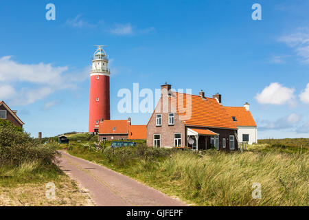 Un phare et un petit village sur l'île de Texel aux Pays-Bas. C'est une plage populaire destination est été le long de la no Banque D'Images