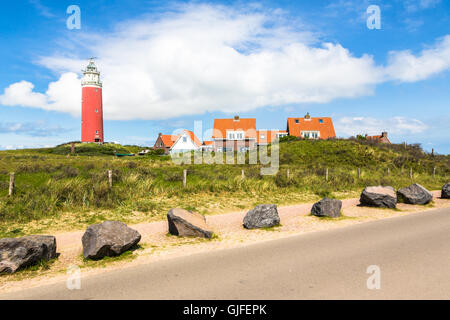 Un phare et un petit village sur l'île de Texel aux Pays-Bas. C'est une plage populaire destination est été le long de la no Banque D'Images