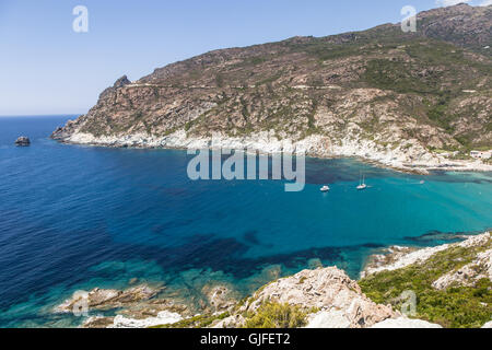 La baie idyllique le long de la côte de la Corse en France près de l'Ile Rousse village. Banque D'Images