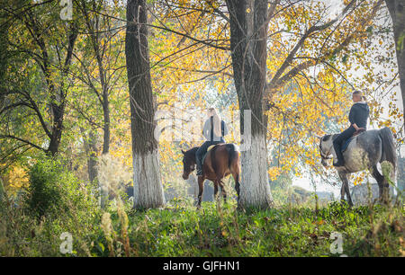 Les filles à cheval sur forêt d'automne