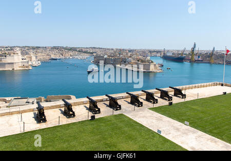 Une rangée de canons sur la batterie de salut sur le Grand Port o l'île de Malte Banque D'Images