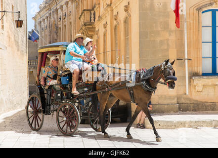 Un cheval et un chariot traditionnel maltais montrant les touristes autour de l'ancienne capitale de Malte, Mdina Banque D'Images