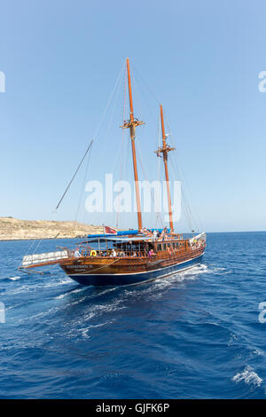 L'Fernandes II, une partie de la flotte de Captain Morgan à Malte, en tenant les touristes en excursions de jour Banque D'Images