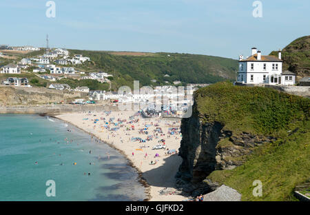 Portreath beach la côte près de la marée haute à Cornwall en Angleterre. Depuis une colline sous le soleil d'été. Banque D'Images