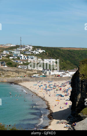 Portreath beach la côte près de la marée haute à Cornwall en Angleterre. Depuis une colline sous le soleil d'été. Banque D'Images