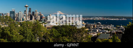 Vue panoramique sur le centre-ville et de l'espace l'aiguille avec le Mont Rainier à distance, Seattle, Washington, USA Banque D'Images