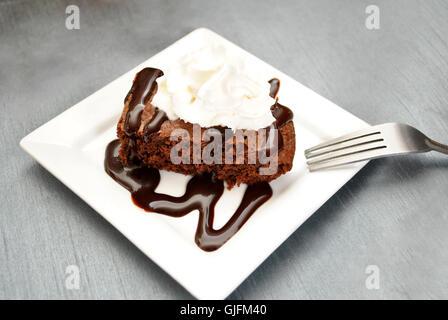 Brownie dessert sucré servi sur une plaque blanche Banque D'Images