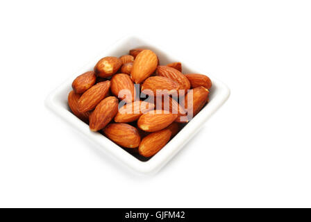 Ensemble d'amandes dans un bol Carré Blanc Banque D'Images