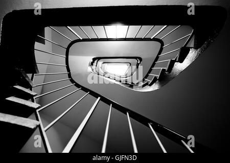 B&W escalier, montée en flèche vers le haut. Banque D'Images