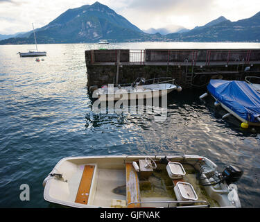 Vue front de lac de Côme à Varenna, Italie Banque D'Images