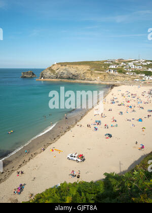 Portreath beach la côte près de la marée haute à Cornwall en Angleterre. Depuis le haut d'une falaise sous le soleil d'été. Banque D'Images