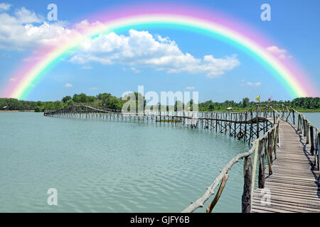 Les pont de bois sur le lac. Banque D'Images