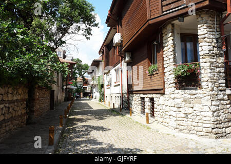 NESSEBAR, Bulgarie - 12 juin 2011 : les vieilles pierres des bâtiments sur la petite rue de la vieille ville de Nessebar, côte de la Bulgarie Banque D'Images