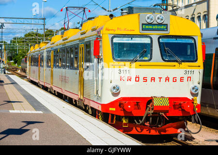 Kalmar, Suède - août 10, 2016 : Le train jaune et rouge de 3111 modèle X11 à partir de 1982, date à la plate-forme à la ville sta Banque D'Images