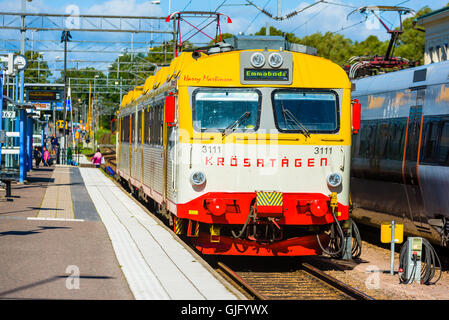 Kalmar, Suède - août 10, 2016 : Le train jaune et rouge de 3111 modèle X11 à partir de 1982, date à la plate-forme à la ville sta Banque D'Images