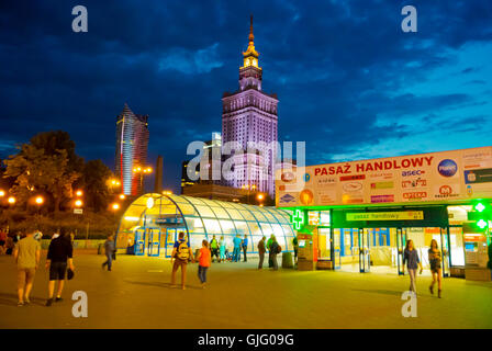 Patelnia square, à l'extérieur de la station de métro Centrum, Srodmiescie, Varsovie, Pologne Banque D'Images