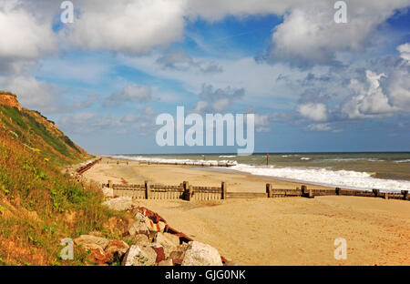 Une vue sur la plage et les falaises de l'ouest à Mundesley-sur-Mer, Norfolk, Angleterre, Royaume-Uni. Banque D'Images