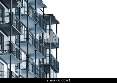 Immeuble d'appartements modernes avec un balcon isolé sur fond blanc pour texte de l'annonce Banque D'Images