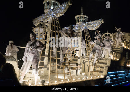 Un participant flotter le long itinéraire de la parade de la Bataille de fleurs Jersey, Moonlight Parade 2016 Banque D'Images