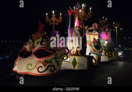 Un participant flotter le long itinéraire de la parade de la Bataille de fleurs Jersey, Moonlight Parade 2016 Banque D'Images