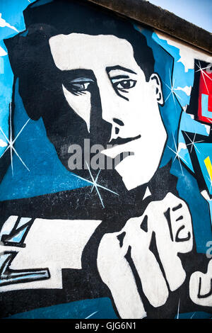 Détail de fresque graffiti sur le mur de Berlin, East Side Gallery, Friedrichshain, Berlin, Allemagne. Banque D'Images
