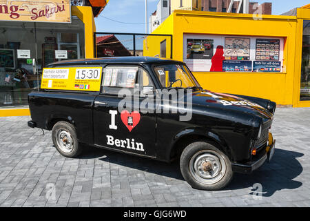 Une vieille Trabant noire garée sur le parvis du monde Trabi, Mitte, Berlin, Allemagne. Banque D'Images