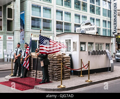 Checkpoint Charlie, Mitte, Berlin, Allemagne. Banque D'Images