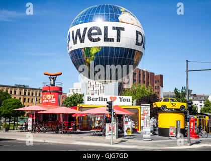 Die Welt le ballon et les points de vente au détail le long de Check Point Charlie, Zimmerstr, Mitte, Berlin, Allemagne. Banque D'Images