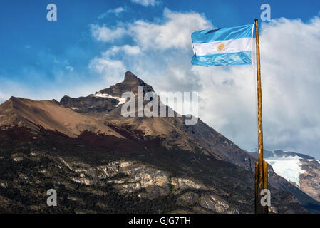 Drapeau de l'Argentine en face de la montagne Cerro Moreno dans le Parc National Los Glaciares, Argentine Banque D'Images