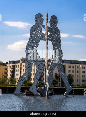 L'homme molécule sur la Spree par Jonathan Borofsky, Berlin, Allemagne. Banque D'Images