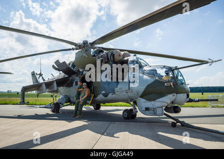 BERLIN, ALLEMAGNE - 02 juin 2016 : hélicoptère d'attaque Mil Mi-24 Hind. Czech Air Force. ILA Berlin Air Show Exhibition 2016 Banque D'Images