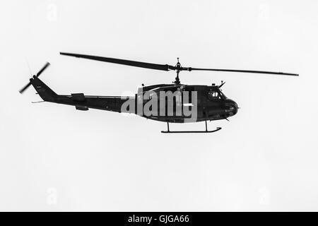 Vol de démonstration de l'hélicoptère Bell UH-1 Iroquois. L'armée allemande. Banque D'Images