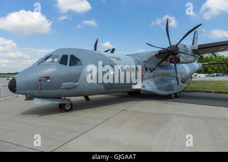 Twin-turbo d'avion de transport militaire tactique EADS CASA C-295M. Armée de l'Air polonaise. Banque D'Images