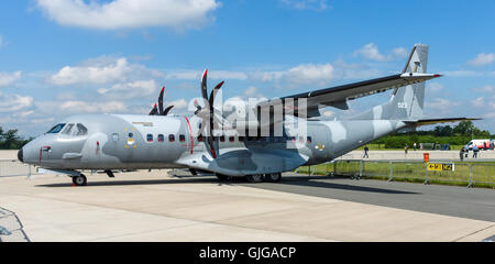 Twin-turbo d'avion de transport militaire tactique EADS CASA C-295M. Armée de l'Air polonaise. Banque D'Images
