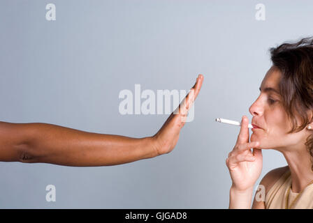 Femme santé cigarette Banque D'Images