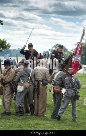Les soldats confédérés sur le champ de bataille d'une guerre civile américaine à reconstitution Spetchley Park, Worcestershire, Angleterre. Banque D'Images