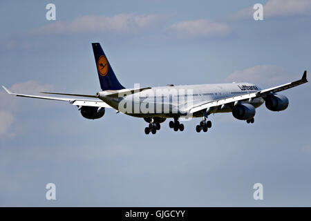 Lufthansa Airbus A340-800 sur l'approche à l'atterrissage à l'aéroport Franz Josef Strauss, Munich, Haute-Bavière, Allemagne, Europe. Banque D'Images