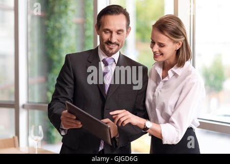 Collègues positifs à l'aide de tablet Banque D'Images