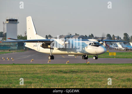 Kiev, Ukraine - le 27 juillet 2012 : Antonov An-24 de turboprop avion du passager est le roulage vers la piste avant le décollage Banque D'Images