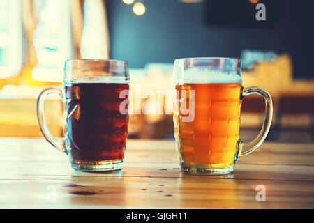 Gobelets lumière et obscurité bière sur une table de bois sur un fond de pub. assortiment de l'alcool dans un vol prêt pour la dégustation Banque D'Images