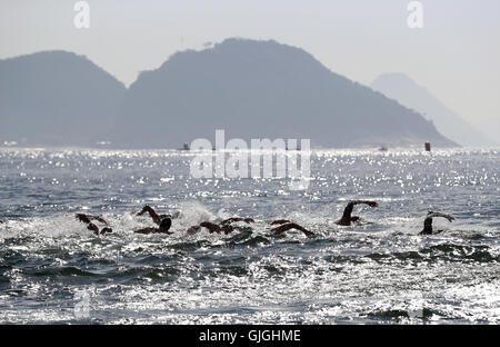 Vue des concurrents au cours de la mens 10km marathon en natation à fort Copacabana sur le onzième jour de la Jeux Olympiques de Rio, au Brésil. Banque D'Images