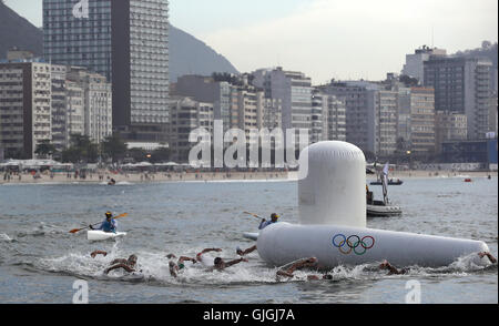 Vue des concurrents au cours de la mens 10km marathon en natation à fort Copacabana sur le onzième jour de la Jeux Olympiques de Rio, au Brésil. Banque D'Images