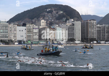 Vue des concurrents au cours de la mens 10km marathon en natation à fort Copacabana sur le onzième jour de la Jeux Olympiques de Rio, au Brésil. Banque D'Images