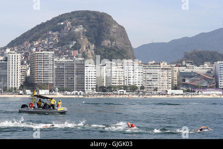 Vue des concurrents au cours de la mens 10km marathon en natation à fort Copacabana sur le onzième jour de la Jeux Olympiques de Rio, au Brésil. Banque D'Images