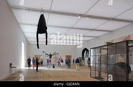 Intérieur de la galerie Louise Bourgeois. Maison de l'interrupteur à la Tate Modern de Londres, Royaume-Uni. Architecte : Herzog et De Meuron, 2016. Banque D'Images