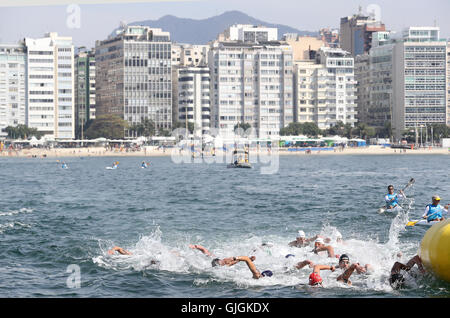 Vue des concurrents au cours de la mens 10km marathon en natation à fort Copacabana sur le onzième jour de la Jeux Olympiques de Rio, au Brésil. Banque D'Images