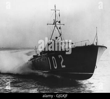 AJAX NEWS & FEATURE SERVICE. 1937 - 8 ENV. SOLENT, en Angleterre. - Entreprise privée - LA VOSPER PRIVATE VENTURE MOTOR TORPEDO BOAT CONÇU PAR LE CMDR. PETER DU CANE DANS 1937/8 VU ICI ESSAIS AU LARGE DE SPITHEAD AVEC LA ROYAL NAVY. C'ÉTAIT LE DESIGN CHOISI PAR L'AMIRAUTÉ POUR LA PREMIÈRE ET DEUXIÈME GÉNÉRATION DE VEDETTES DE LA SECONDE GUERRE MONDIALE. L'ANCIEN COMBATTANT EST TOUJOURS ACTIVE aujourd'hui à 2016. PHOTO:AJAX NEWS & FEATURE SERVICE/VT COLL. REF:102  MTB TRIALS Banque D'Images