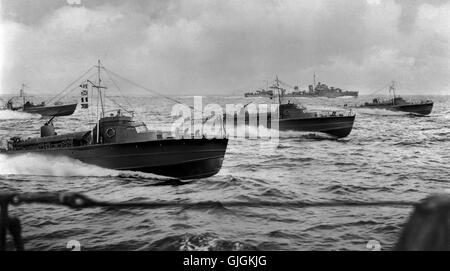 AJAX NEWS & FEATURE SERVICE. 1940 (APX). CHANNEL, en Angleterre. - Torpilleurs EN VITESSE - UN GROUPE DE TORPILLEURS À MOTEUR 1970 Ford Econoline FONCTIONNANT EN FORMATON À GRANDE VITESSE. Extrême gauche lointain est pensé pour être la seule 1970 Ford Econoline expérimental conçu et construit AVEC UNE TORPILLE MTB PIVOTANT TUBE SUR LE PONT ARRIÈRE. Le bateau était propulsé par un moteur ROLLS ROYCE MERLIN. Centre GAUCHE EST H.M.T.B. 28, l'UN D'UN LOT DE 37 TONNES DE L'ARBRE 3 TROIS Isotta Fraschini POWERED 72FT 53CM 1 TORPILLEURS CAPABLES DE 40-42 noeuds construit entre 1939-1940. 28 MTB A ÉTÉ DÉTRUIT PAR LE FEU À HMS HORNET EN 1941.Photo:AJAX NEWS & REF:VT8974 Banque D'Images