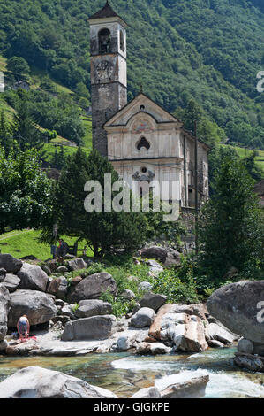 Suisse : Verzasca river, connue pour son eau turquoise, et vue sur l'église de Sainte Marie des Anges dans l'ancien village de Lavertezzo Banque D'Images