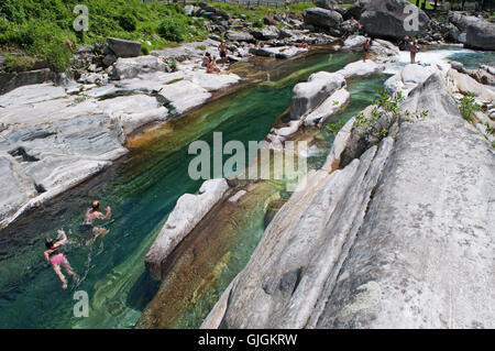 Lavertezzo, Suisse : Roches et canyon de Verzasca, une rivière Suisse connue pour son eau turquoise et les roches de couleur Banque D'Images